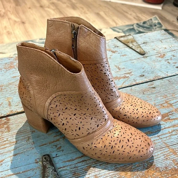 Silent D “Pearsy” perforated leather ankle boots EU 40 (fits approx US 9–9.5) - Picture 2 of 7